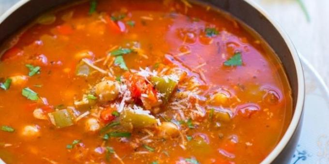 sopas de legumes: sopa com pimentão, tomate, grão de bico e arroz