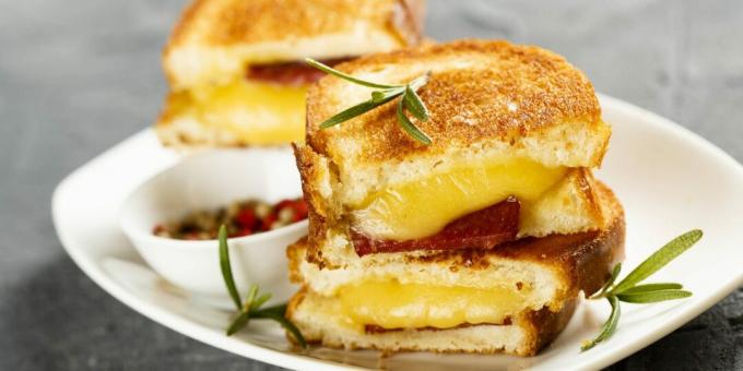 Sanduíches quentes com linguiça e queijo