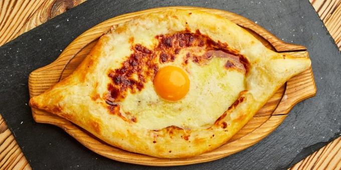 Como cozinhar khachapuri em Adjara em massa folhada