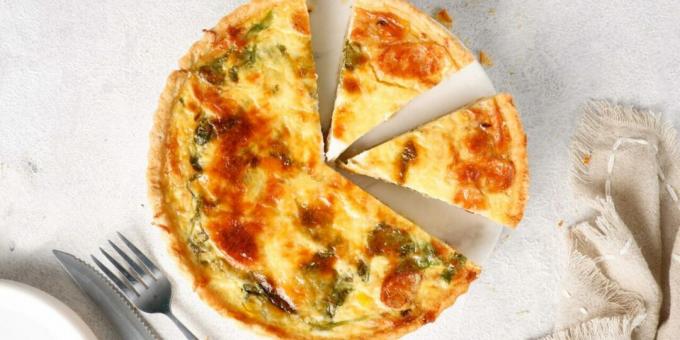 Quiche com suluguni, salsichas e espinafres