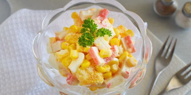 Receitas: Salada com milho, varas de caranguejo e laranja