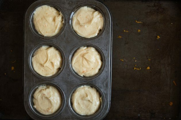 Como fazer muffins de tangerina: distribua a massa em formas