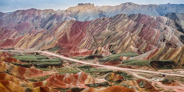 território asiático conscientemente atrai turistas: montes coloridos Zhangye Danxia National Geological Park, China