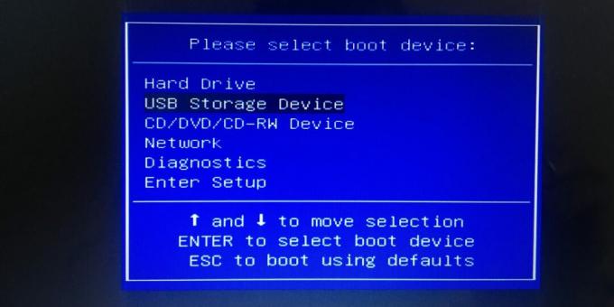 Para configurar o BIOS para inicializar a partir de uma unidade flash USB, selecione o item Dispositivo de armazenamento USB