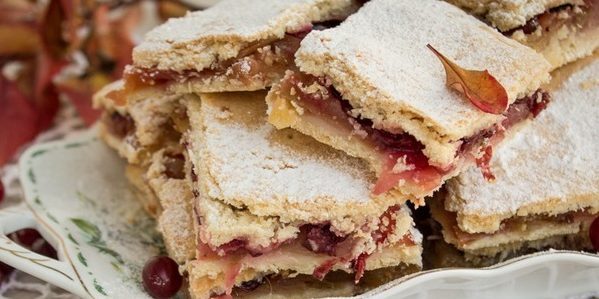 O que cozinhar de groselhas: Bolo fechado com groselhas