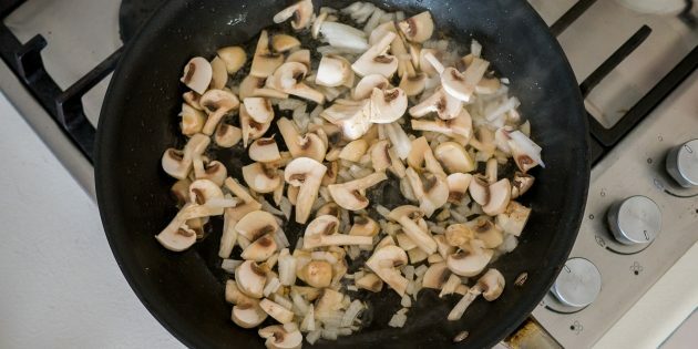 Queques de ovo: cogumelos salteados e cebolas