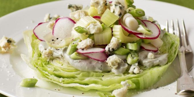 Salada com queijo, rabanete e aipo