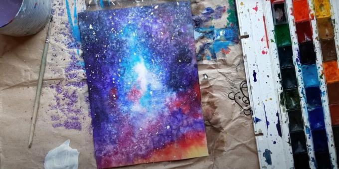 Como pintar o espaço em aquarela: contornar as estrelas