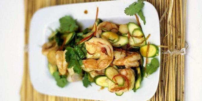 Salada com camarões fritos e abobrinha