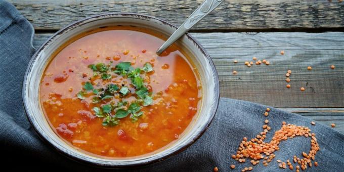 Sopa com lentilhas vermelhas e atum