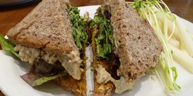 receitas pratos sem carne: sanduíche com pasta de feijão