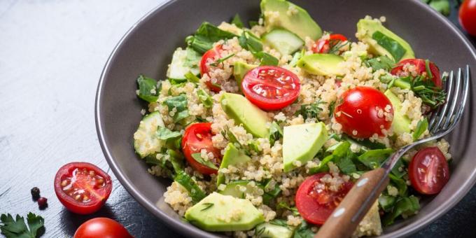 Salada com quinoa e abacate