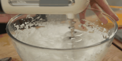 merengue receita no forno: batedor para formar picos firmes