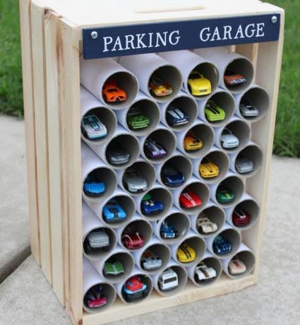 uso-toalete-papel-rolls-to-create-a-garage-for-brinquedo-carros