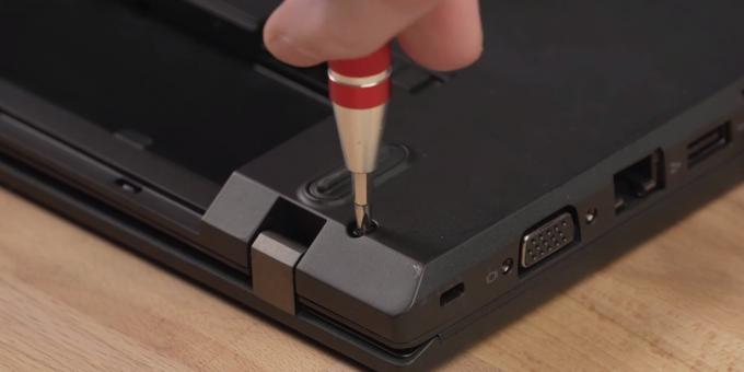 Como conectar um SSD a um laptop: Instale a tampa traseira e a bateria