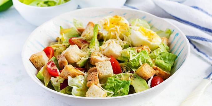 Salada Caesar com frango, ovos e abacate