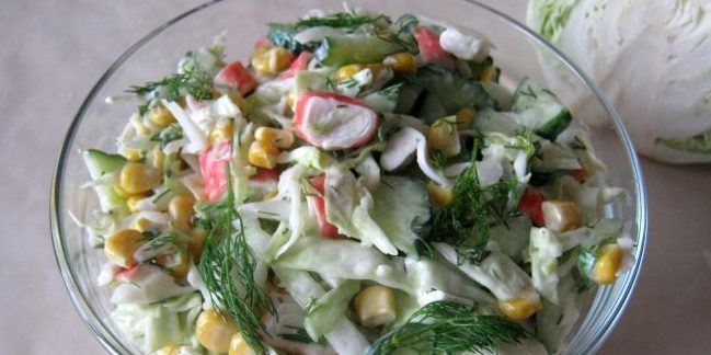 Salada: Salada com repolho, milho e caranguejo varas