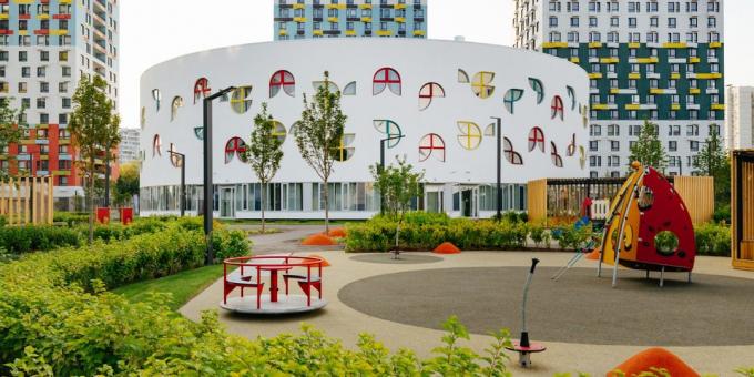 Playgrounds e outros elementos do ambiente: um bom jardim de infância perto da casa