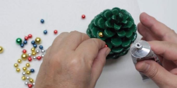 como fazer uma árvore de Natal com suas próprias mãos: adicione contas