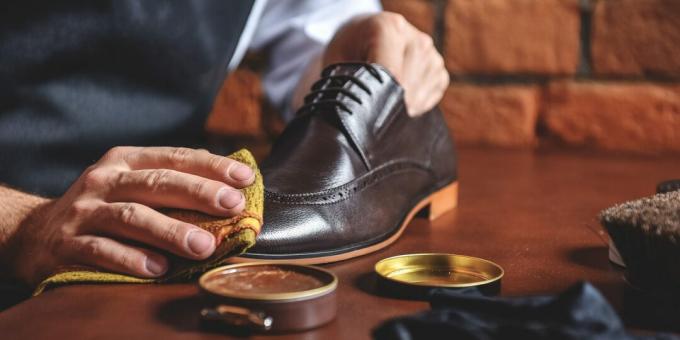 Como cuidar de sapatos de couro: trate-os com creme ou cera a cada 6-7 meias