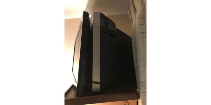 uma televisão em cima do outro