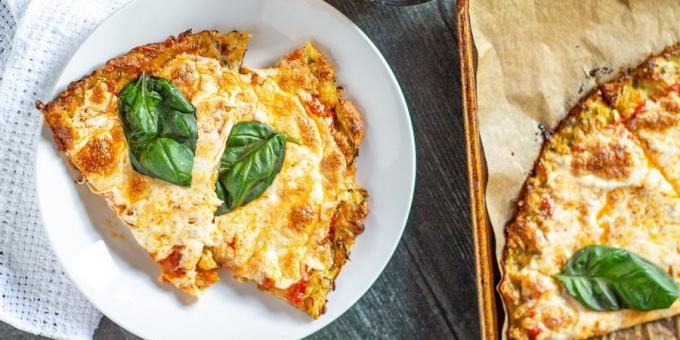 Zucchini Pizza com frango, queijo e tomate no forno