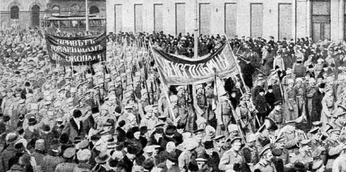 História do Império Russo: Revolução de fevereiro. Manifestação de soldados em Petrogrado nos dias de fevereiro. 