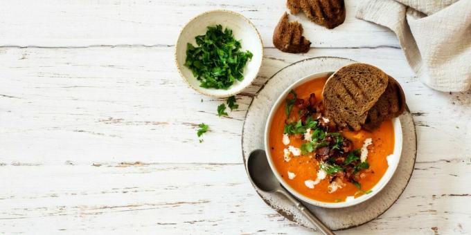 Sopa de purê de abóbora com bacon e pimenta