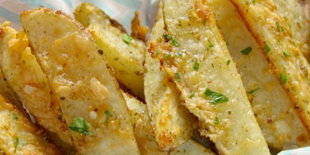 fatias de batata crocante em parmesão