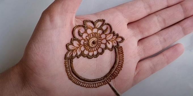 Desenhos de hena na mão: contorne os círculos