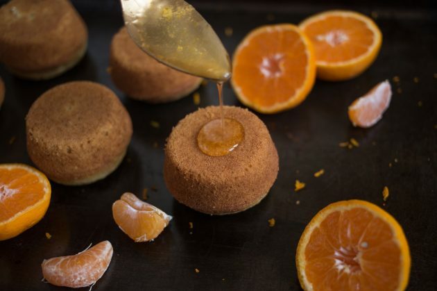 Regue a calda sobre os muffins de tangerina