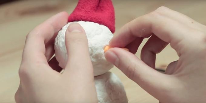 Boneco de neve com suas próprias mãos: criar um boneco de neve e partes de cola