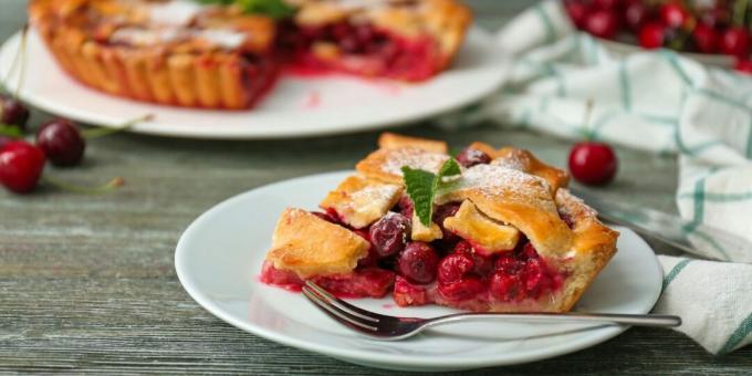 Bolo de areia com cerejas e morangos