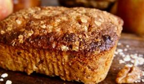 Pão de maçã com aveia, canela e nozes