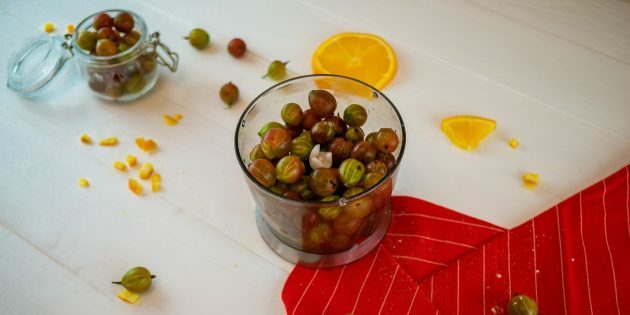 Geléia de laranja de groselha: pique as frutas vermelhas