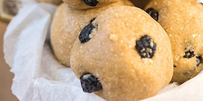 bolas de energia com sabor de blueberry muffin