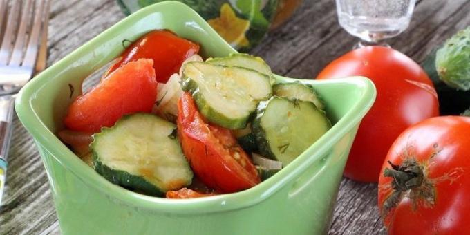 salada de pepino no inverno com tomates, cebola e aneto