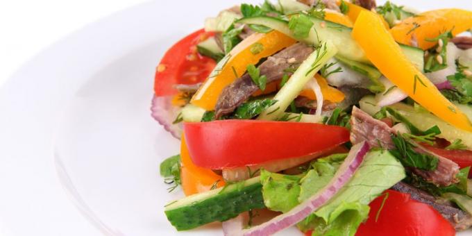 Salada de pepinos, tomates e carne com cebola, alho e ervas