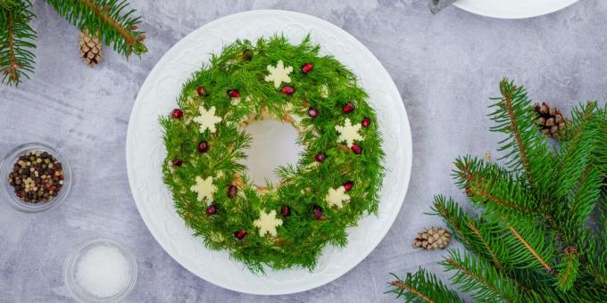 Receitas de salada para o Ano Novo: "Guirlanda de Natal" com carne e cebola em conserva
