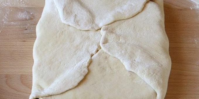 Como cozinhar a massa folhada caseira: Enrole a manteiga na massa
