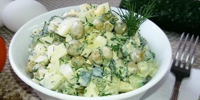 Salada com ervilhas verdes, pepino e ovos