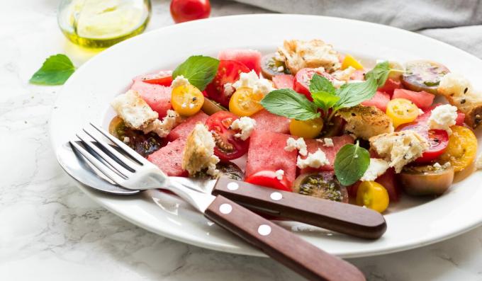 Salada caprese com melancia