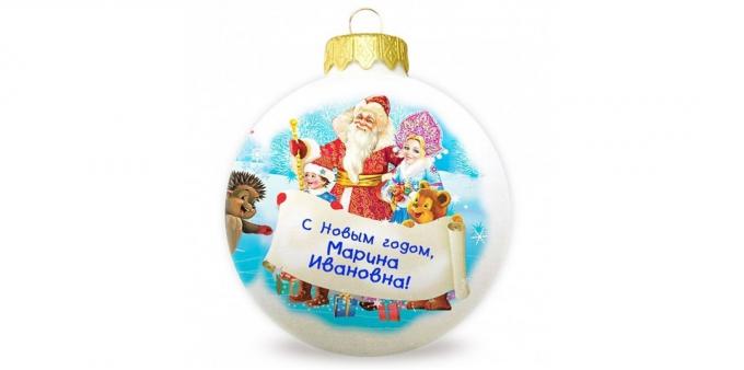 Presentes para o Ano Novo: a bola nominal da árvore de Natal
