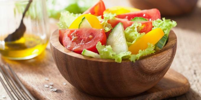 Salada com tomate, pepino e pimentão