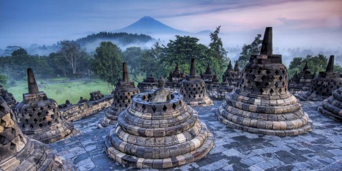território asiático não é em vão atrair turistas: o complexo de templos de Borobudur, Indonésia