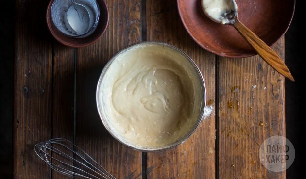 Como fazer uma torta rápida de iogurte de cereja: combine ingredientes secos com líquidos