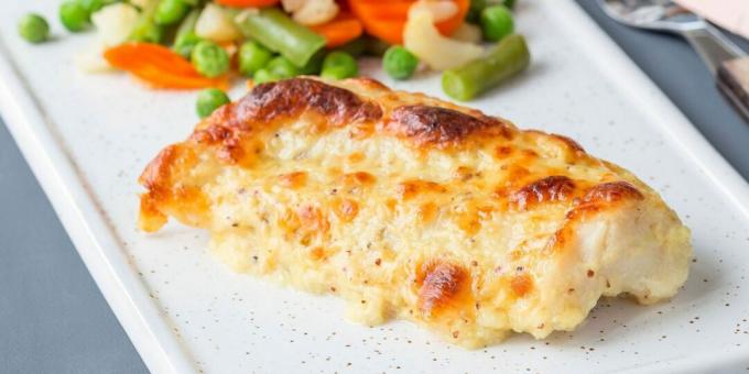 Peixe assado com queijo e maionese no forno