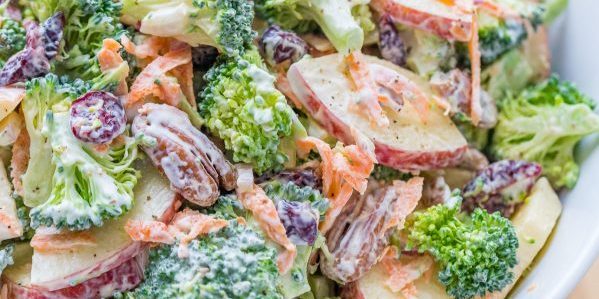 Salada de legumes com brócolis e maçã