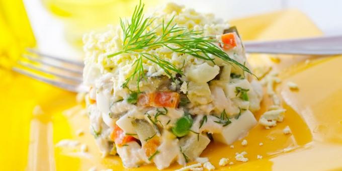 Salada com fígado de bacalhau e biscoitos pistácios