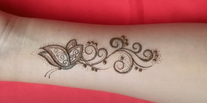 Desenho de borboleta de hena na mão: decore a tatuagem com pontos